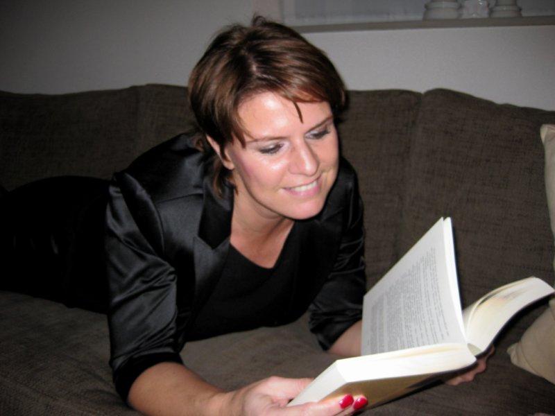 Samantha, lezend op de bank